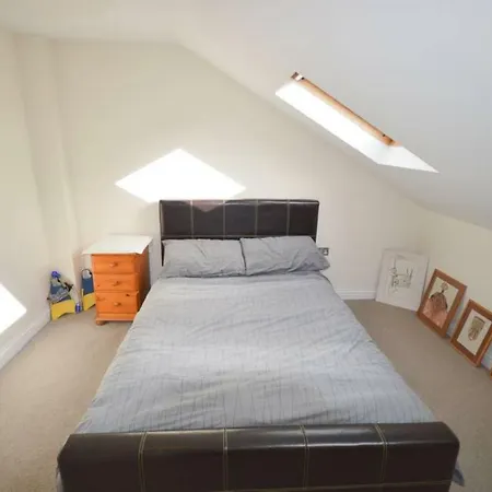 Stylish 2 Bedroom Near *