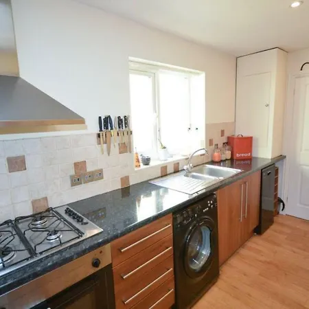 Stylish 2 Bedroom Near * بريستول