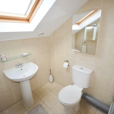 Stylish 2 Bedroom Near شقة