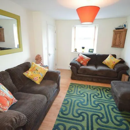 Stylish 2 Bedroom Near *