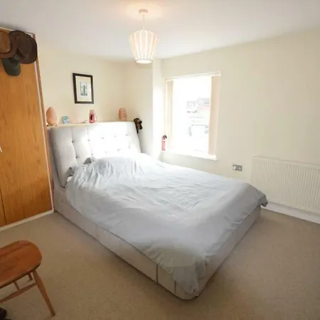 Stylish 2 Bedroom Near * Bristol
