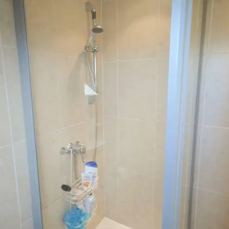 Stylish 2 Bedroom Near Daire Bristol
