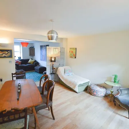 Daire Stylish 2 Bedroom Near *